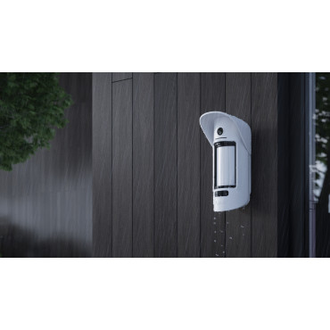 MotionCam Outdoor -  Bezprzewodowy zewnętrzny biały czujnik ruchu z wbudowanym aparatem fotograficznym.